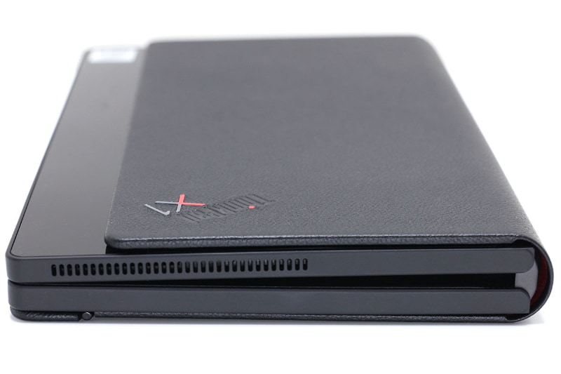 キーボードを挟まずに完全に折りたたんだThinkPad X1 Fold。ちょっと隙間ができて、な〜んか気持ち悪い