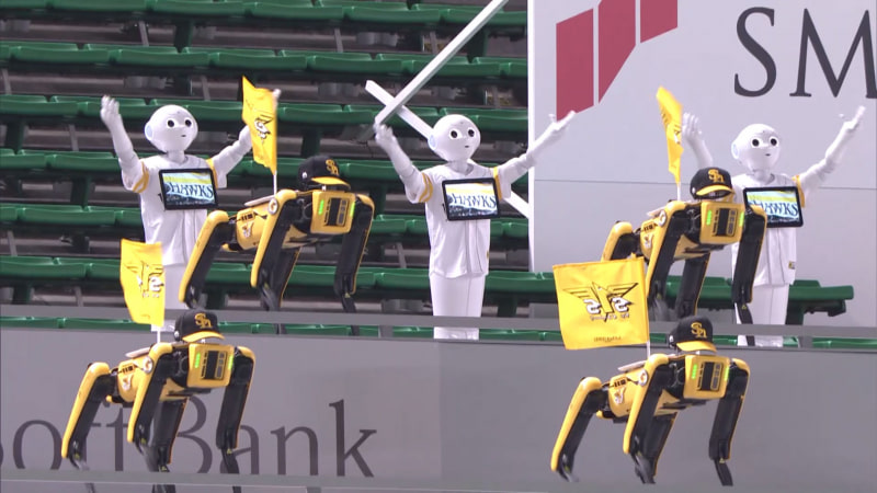 福岡PayPayドームではSpotとPepperがホークスを応援する場面もあった