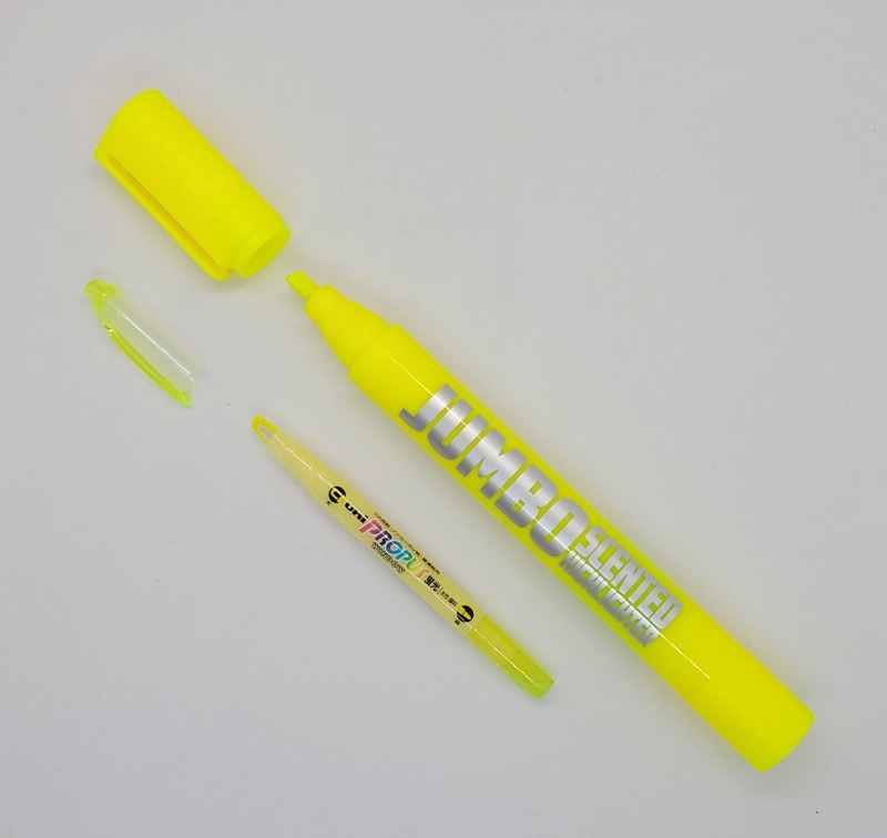 ごく普通のハイライターと比べると、長さは1.6倍、太さは2.3倍、重さは5.5倍もあるビッグ・ハイライター