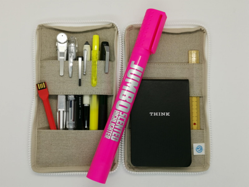 こういうジッパーペンケースなら、ビッグ・ハイライターを溢れさせて一部をジッパーで綴じるのがよいかも