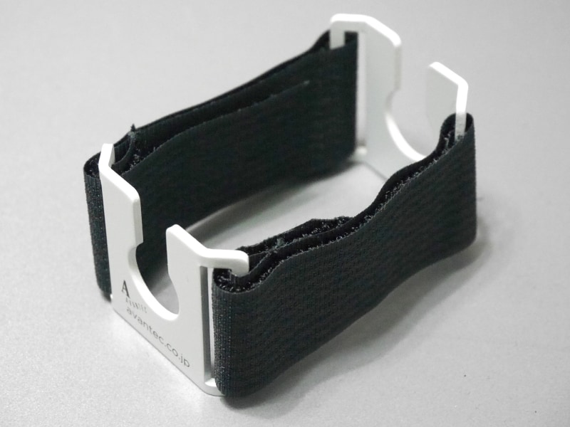 製品外観。2枚の金属プレートを面ファスナーで束ねる仕組み