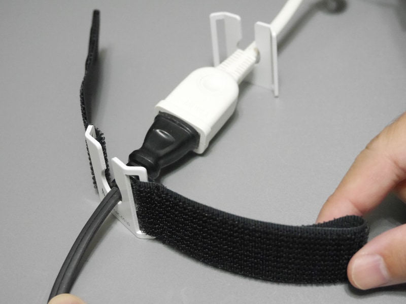 まずはプラグのオスメス両方に金具をひっかける