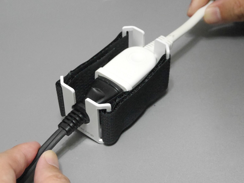 面ファスナーを通し、邪魔にならないように折り返して固定する