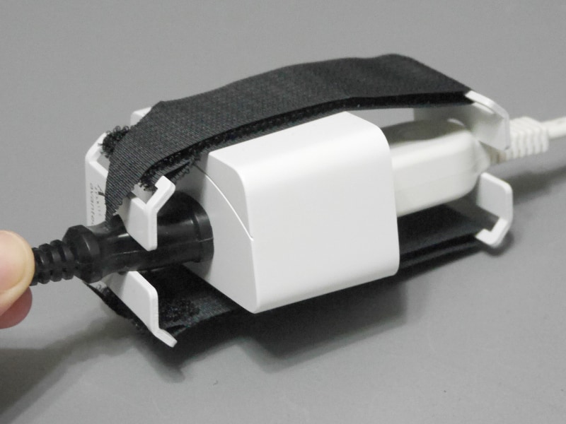 間にスマートプラグを挟んで固定することもできる