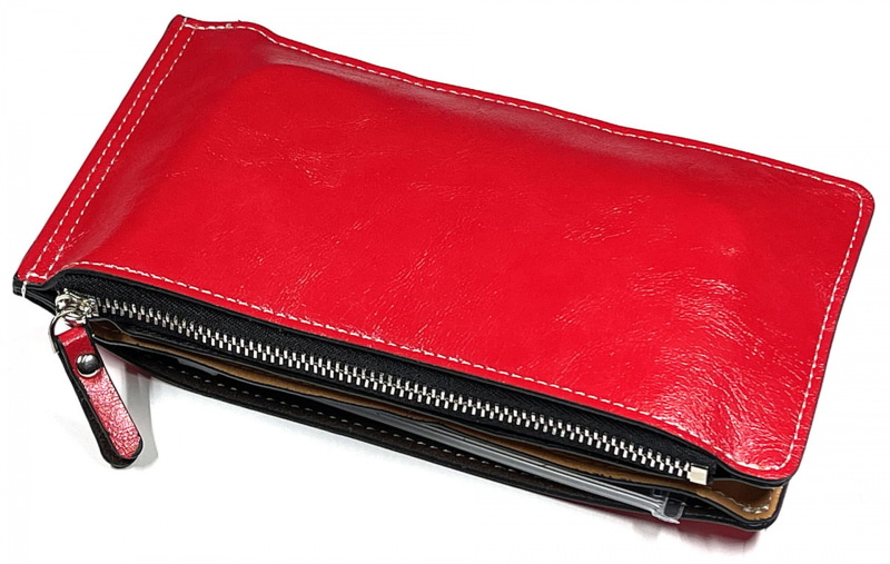 紙幣と硬貨とカード12枚とiPhone 12 mini（ケース装着）を入れた税込850円薄型長財布。この時の財布の厚みは、最厚部が約3.5cm。iPhone 12 miniのケースは<a href="https://k-tai.watch.impress.co.jp/docs/column/stapaapple/1293584.html" class="strong bn" target="_blank">前回</a>紹介したスライド式レンズカバー付きのものだ。裸のiPhone 12 miniを入れた場合は最厚部約3cmとなった