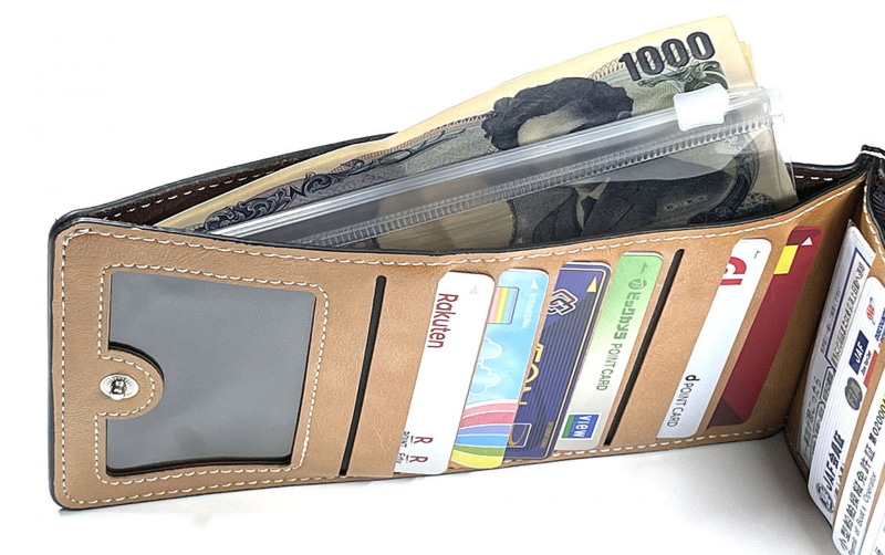 反対側のポケットはファスナー無し。ここに紙幣と硬貨入りスライダーチャック袋を入れている