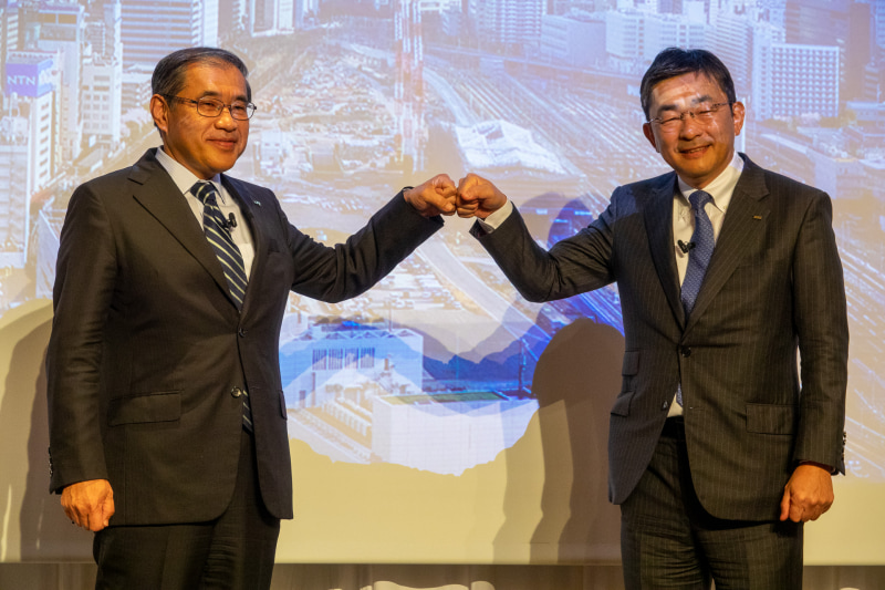 JR東日本代表取締役社長の深澤祐二氏とKDDI代表取締役社長の髙橋誠氏