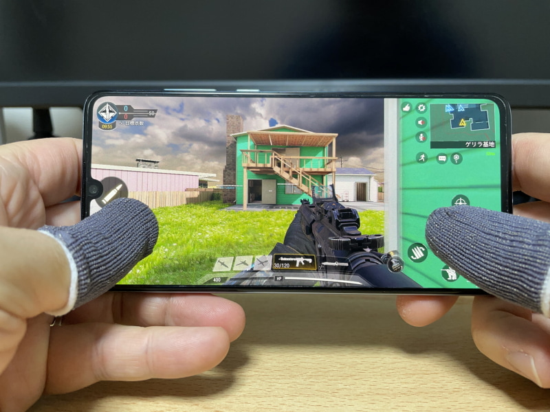 両指に指サックを装着して「Call of Duty Mobile」をプレイ。指と同じ感覚とはいかないので少々違和感はあるものの、プレイ自体に大きな支障はない印象だ