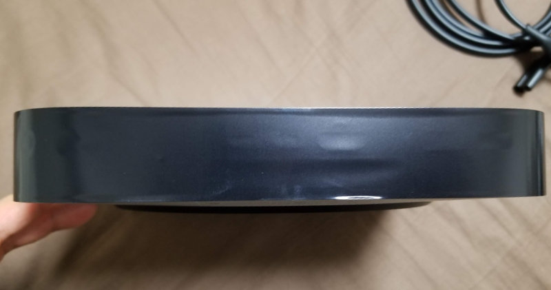 背面は黒い保護テープが貼られていた。