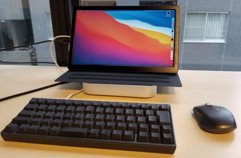 コワーキングスペースに設置したところ。画面が小さい以外は特に変わりなく使えて快適だった。Bluetoothマウスは自宅で有線やUSBドングルのマウスが使える状態で設定しておかないと詰む、ということがわかった。