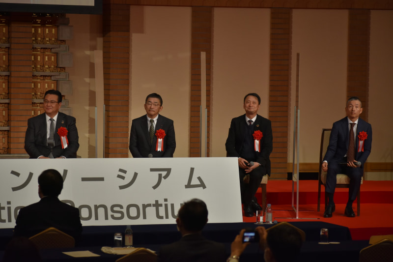 パネルディスカッションに参加する携帯キャリア4社代表