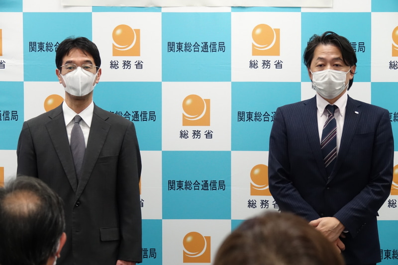 申請の様子。左から富士通と東京都