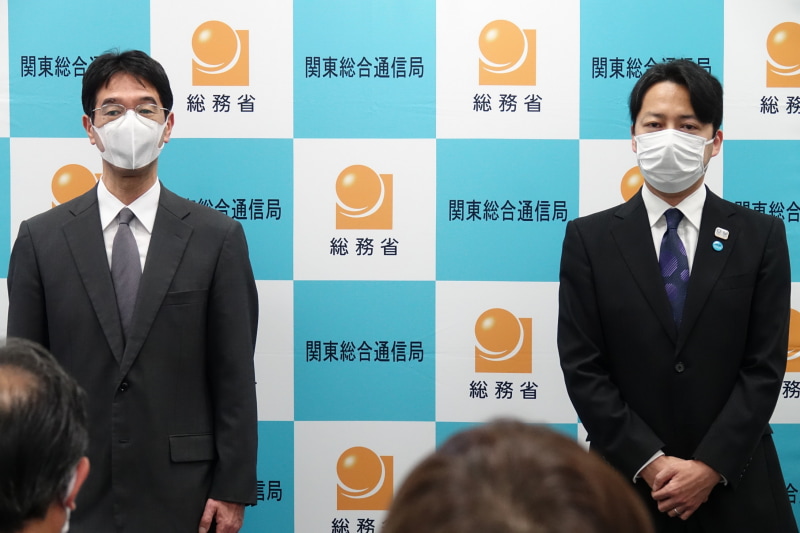 申請の様子。左から富士通と東京都