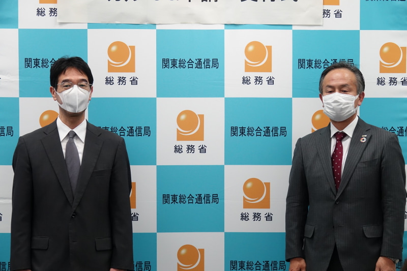 申請の様子。左からNTT東日本とNTTコミュニケーションズ