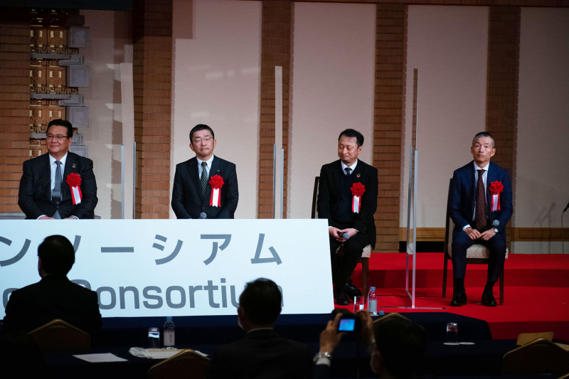 左から、ドコモの井伊基之代表取締役社長、KDDIの髙橋誠代表取締役社長、ソフトバンクの宮川潤一CTO、楽天モバイルの山田善久代表取締役社長