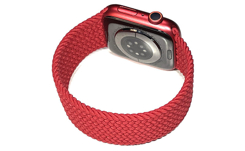 Apple Watch Series 6にブレイデッドソロループを装着した様子。バンドの伸縮性を利用し、グイ〜ッと伸ばして手首に対して脱着する。