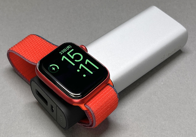白く丸い部分にApple Watchをマグネットにて軽く吸着させて充電する