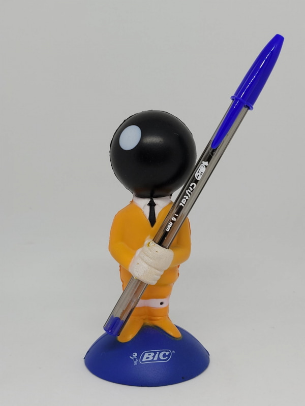 BIC BOYのマスコットで世界的に有名なビックボールペンの特長は筆者的には太字とブルーのインクだ