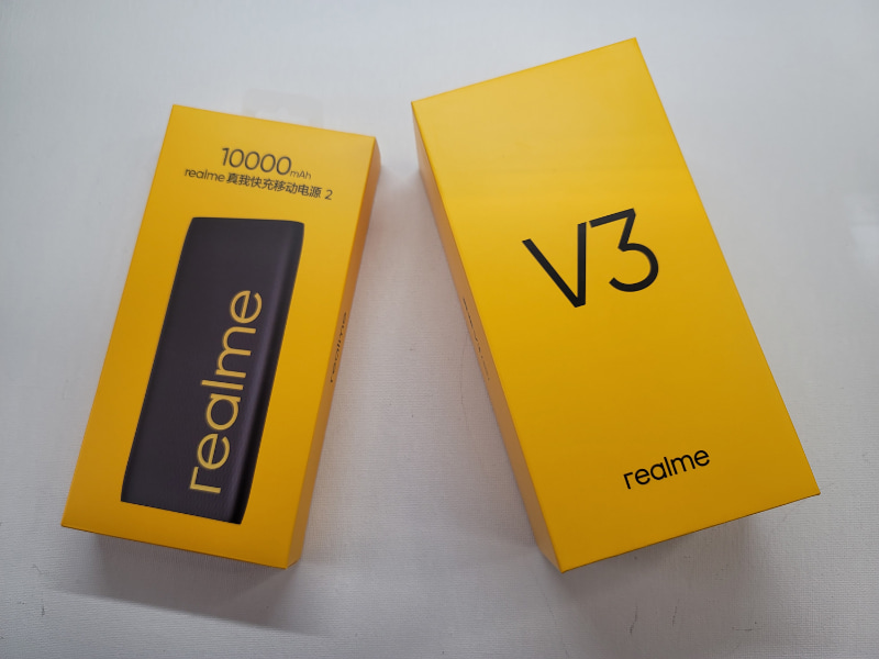 Realme V3とモバイルバッテリーを購入