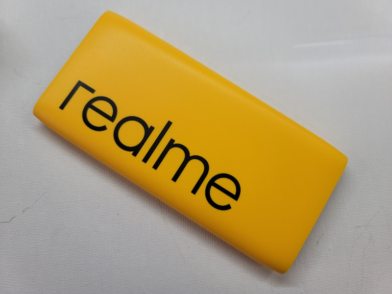 まっ黄色のモバイルバッテリー