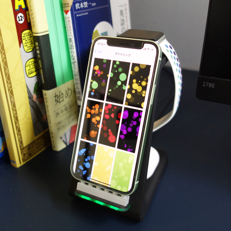 iPhone 12 mini、Apple Watch、AirPods Proを積載してもフットプリントは充電台の分だけ。スマートにまとまります。