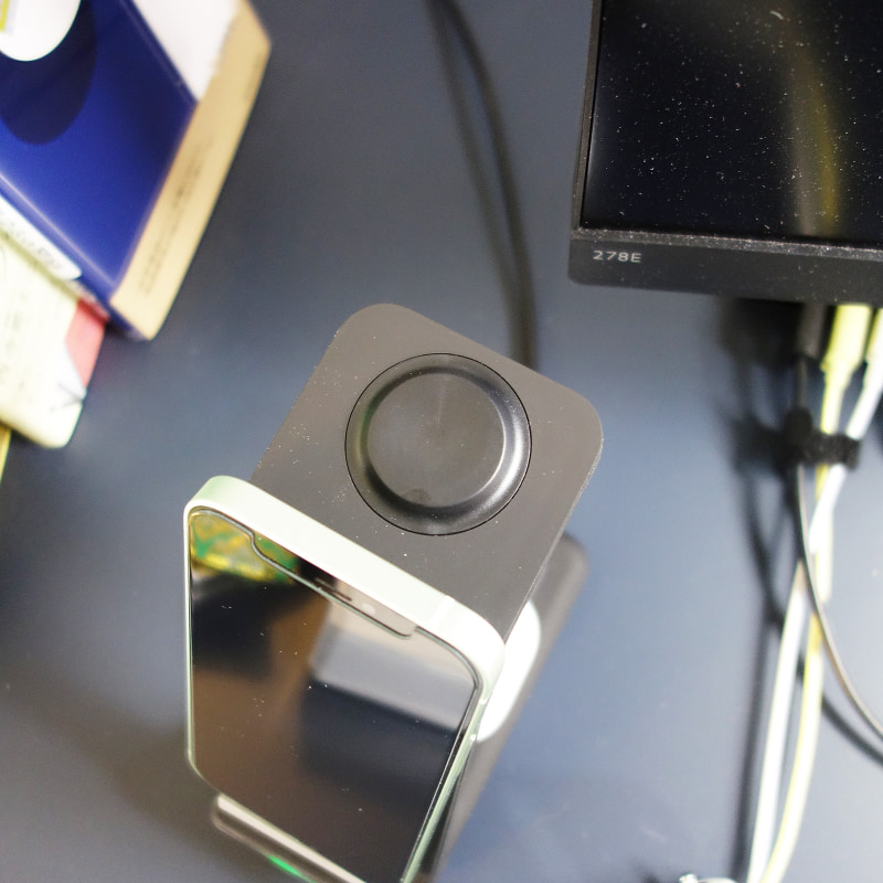 Apple Watchの充電台部分。マグネットを内蔵しており安定して置けます。