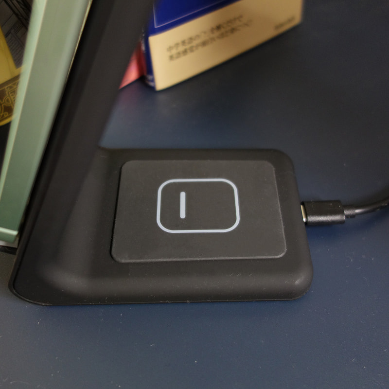 AirPodsの充電台。ここにスマートフォンを置いても（充電速度は遅いですが）充電できたりします。