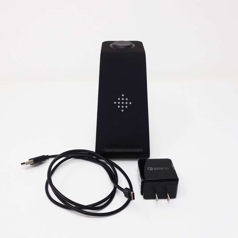 充電台と、付属品のUSB-CケーブルとACアダプタ。これだけ揃って4000円強。製品のセットだけですぐ充電が使い始められるのは有り難いです。