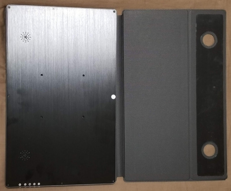 カバーにモニターを載せた状態。右側に開いている穴はスピーカー用で、その周りの黒い部分が両面テープ。