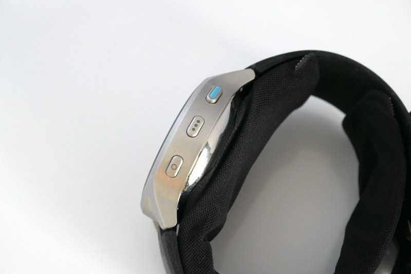 側面のボタンは、上から「血圧の測定」「画面表示の切り替え」「ホーム画面に戻る」