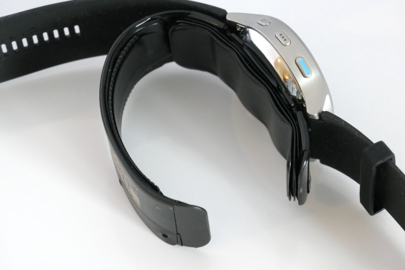 バンドの内側に、手首を圧迫して血圧を測定するカフが付いている