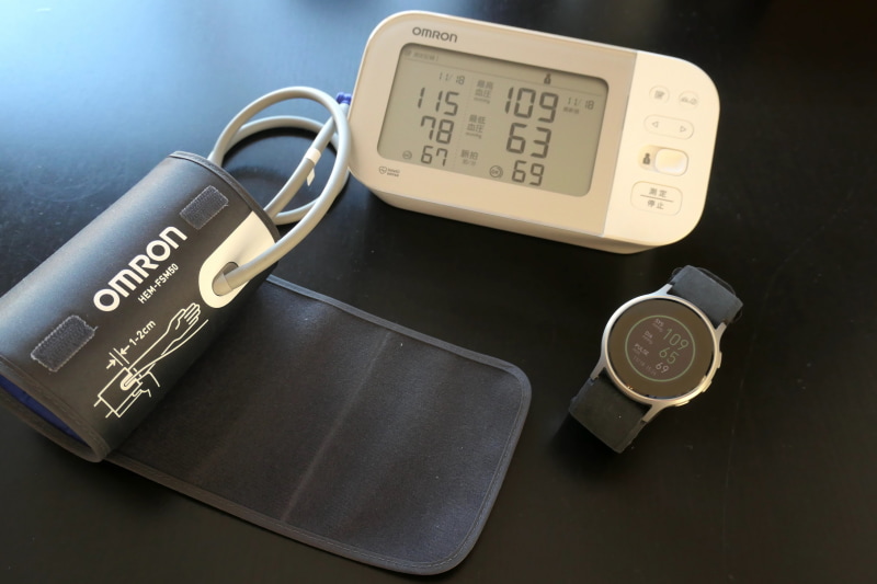 従来から使っている上腕式の血圧計と測定結果を比べたが、誤差と言える程度の差しかなかった。このコンパクトさで正確な血圧値がわかるのだから、約8万円の価値はあるかも