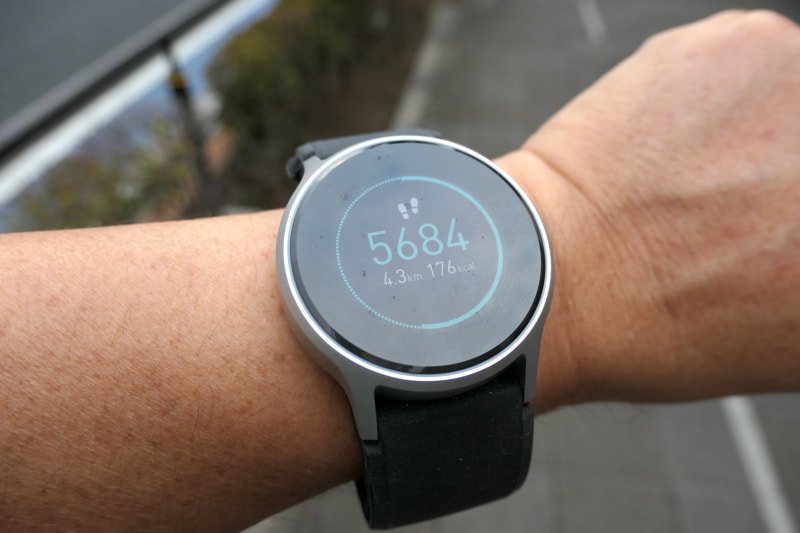 歩数計の機能があり、消費カロリーも表示される