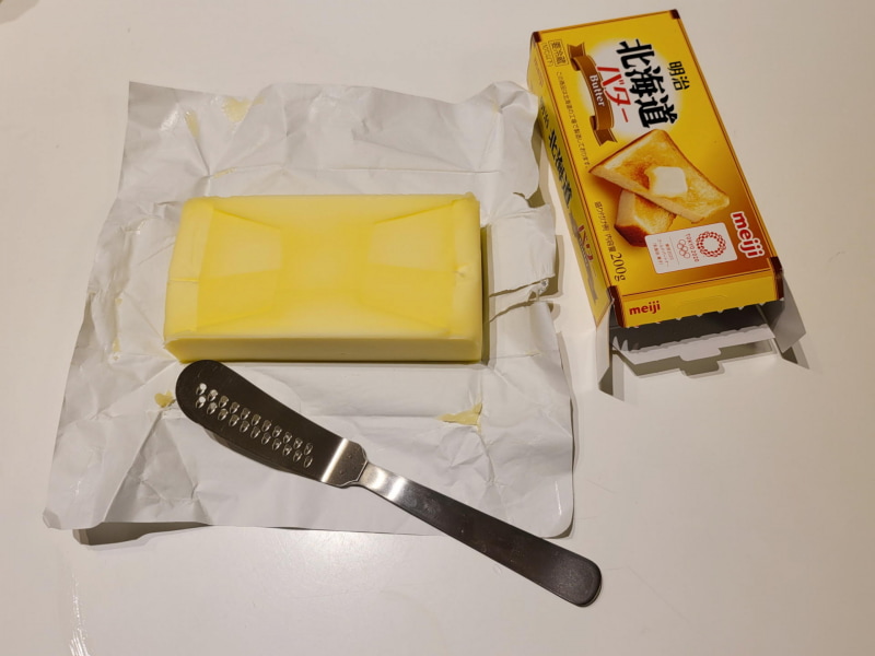 バターそのものには加工も不要だ。しかし最後まで残さず削ることを考えれば、フラットなトレイ型バターケースで蓋を被せるタイプが必要になる