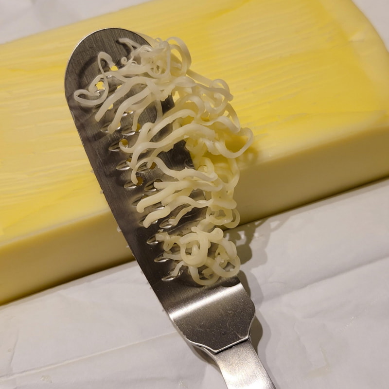 うまく“とろける！バターナイフ”をバターの最大面積の面に当てて横滑りさせるとこんな感じで削ることができる