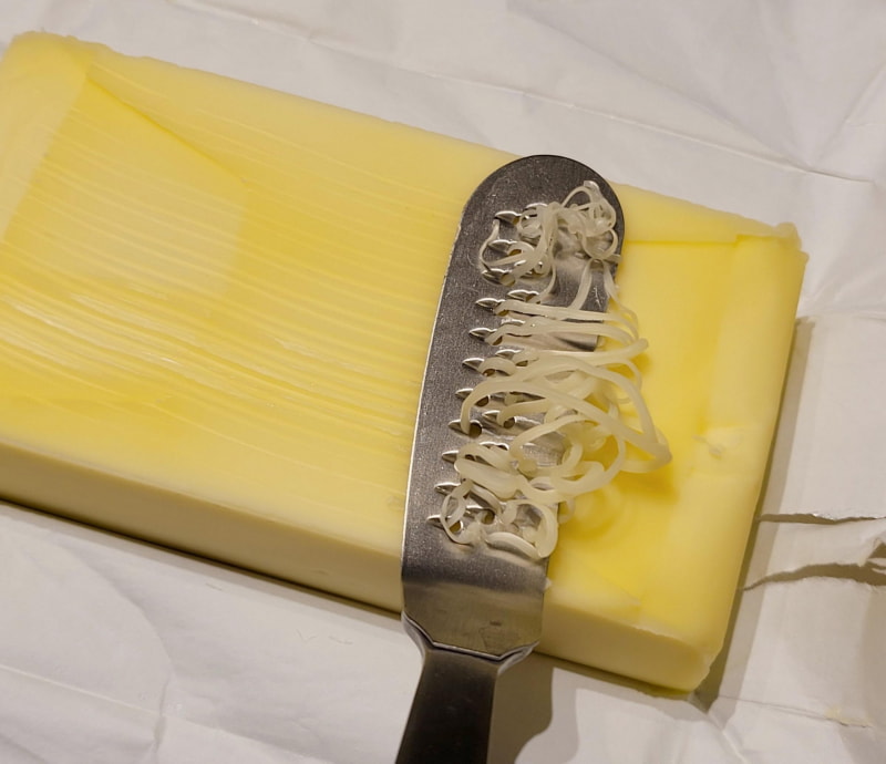 おろし器の原理で冷蔵庫から出したばかりのカチコチバターを削り取るという『とろける！バターナイフ』を手に入れた