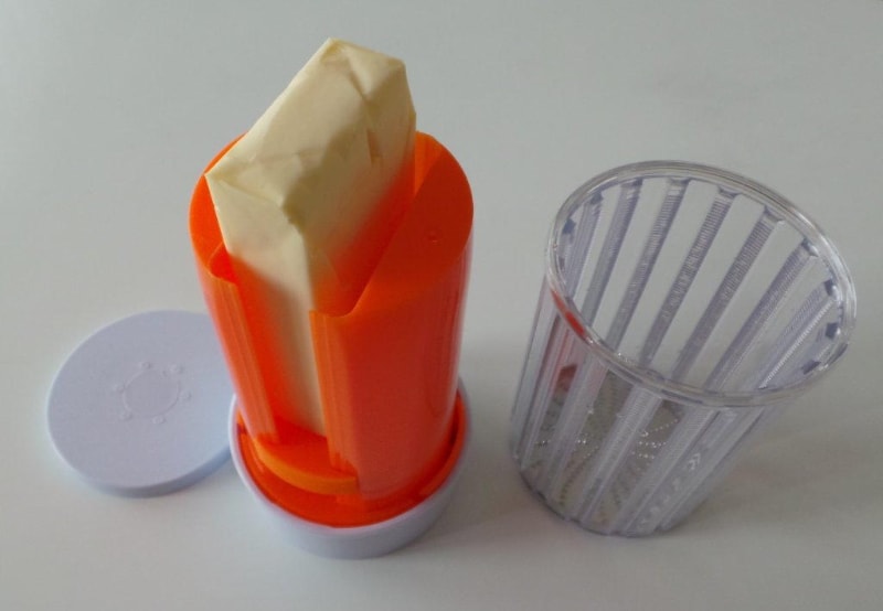 筆者が過去に買った同じようにバター一本をグルグル回して削り取る「イージーバター」冷蔵庫内での専有面積がマイナス要素だ