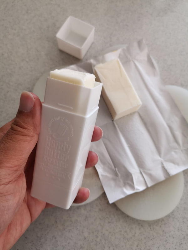 バターをナイフで少しカット、スティック状に加工して使う「バタースティック」　市販のバターを最初にピッタリサイズにカットするのが面倒だ