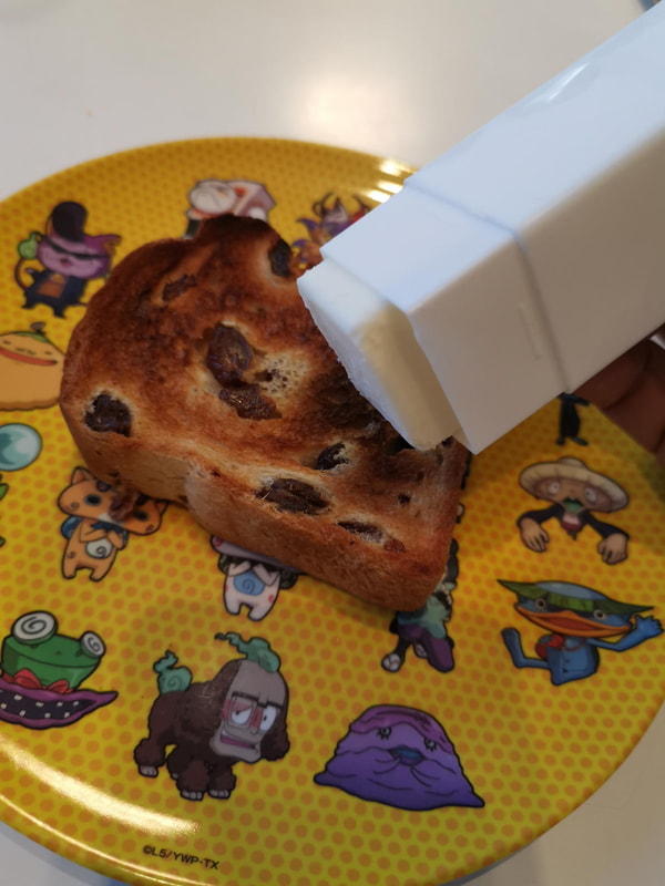 バターをナイフで少しカット、スティック状に加工して使う「バタースティック」　市販のバターを最初にピッタリサイズにカットするのが面倒だ