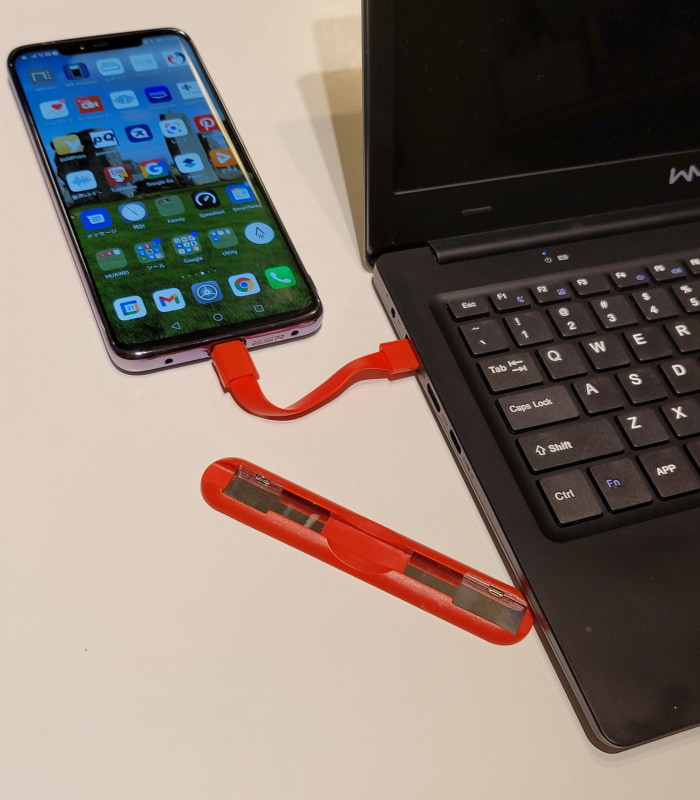 パソコンのUSBポートからの充電なら、充電しながら画面操作はできそうだ