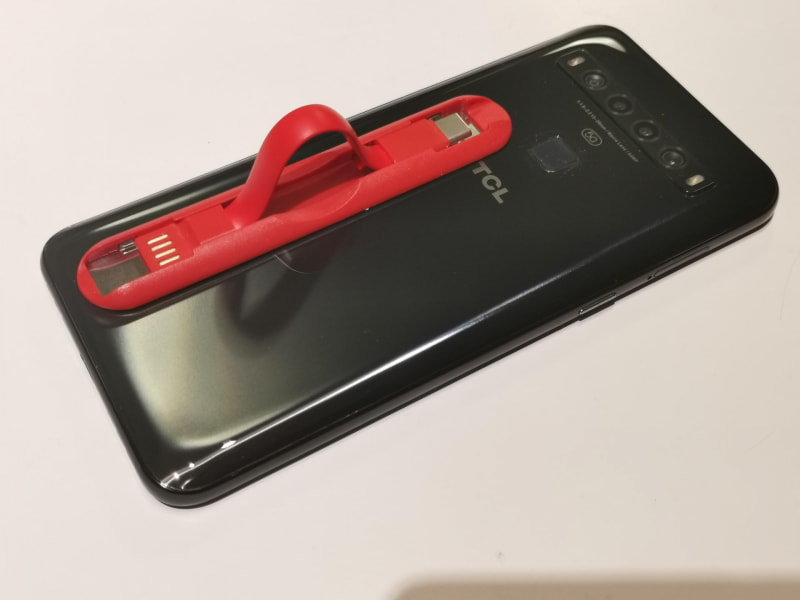 USB DATA CABLE mobile phone holderはスマホ落下防止ストラップをUSBケーブルで代用したガジェットだ