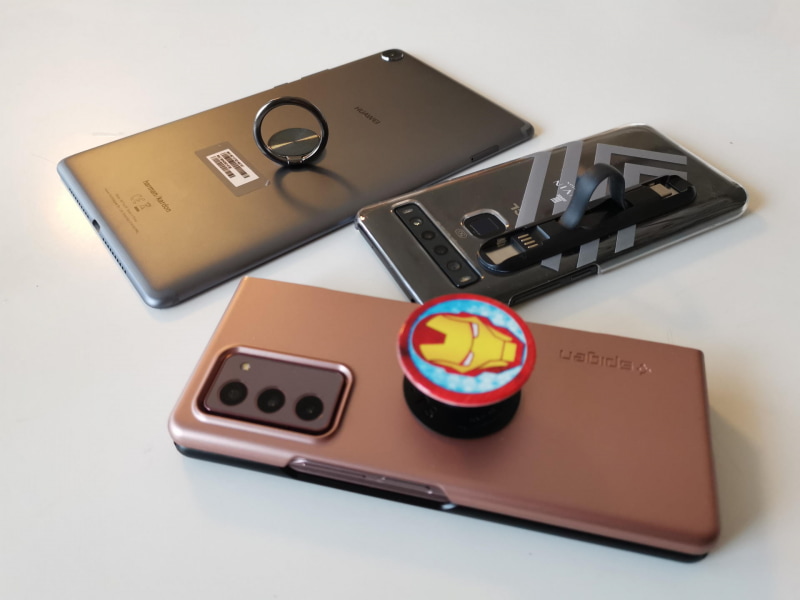 毎年大型化するスマホの不注意落下防止ガジェットはアフターマーケットの有望商品で様々な種類が販売されている