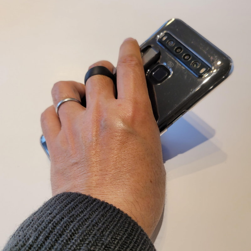 ケーブルは柔軟性あるので、ホルダーとして使い良い