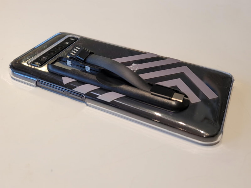 ケーブルを引き出すにはケーブルがフラットな状態で両方のプラグを真上に引き上げるだけだ