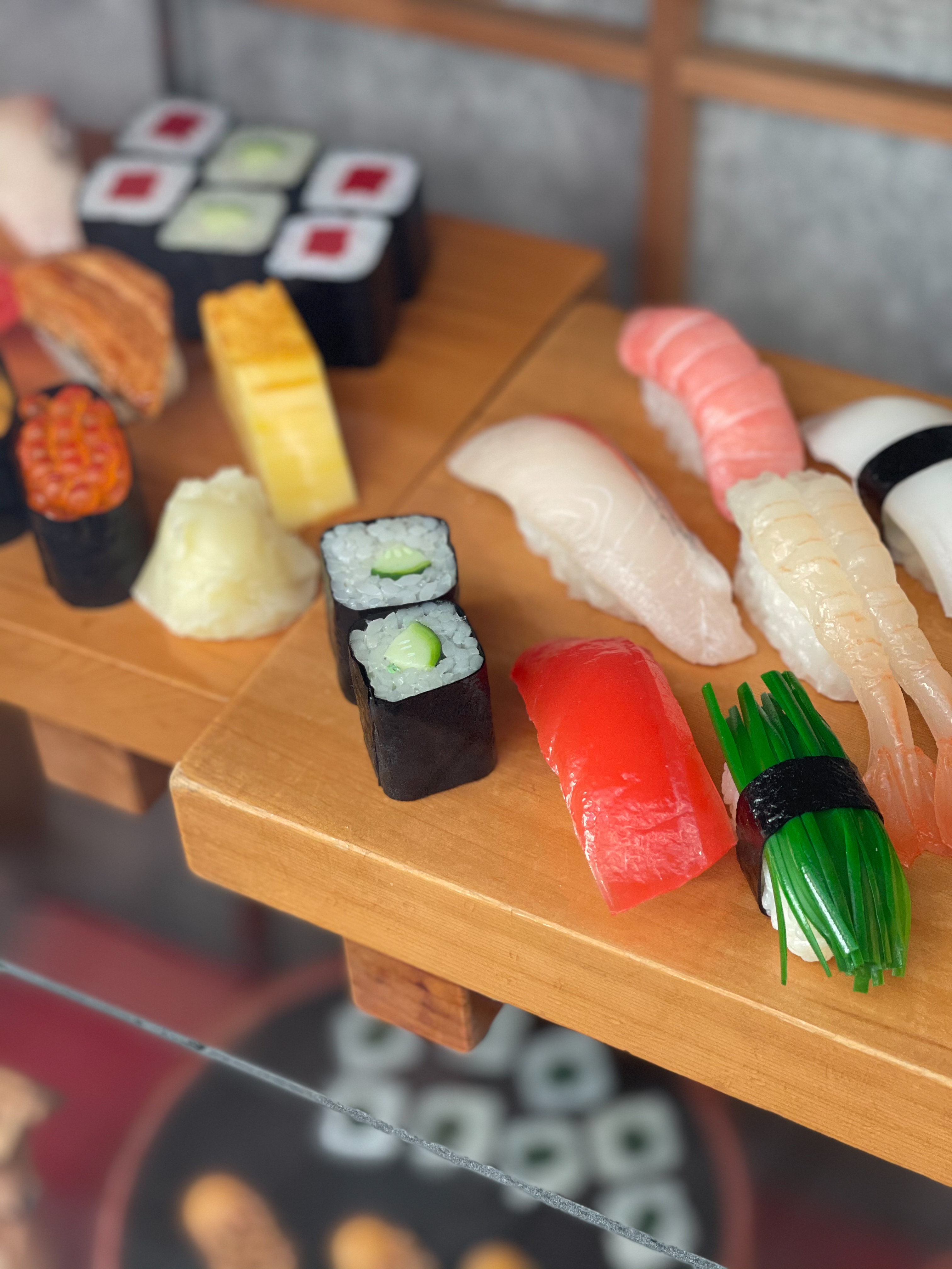 2.5倍となる望遠カメラでのポートレートモードはいい感じだ。苦手だったガラスなど透明部分の処理も向上し、ようやく使えるようになってきたという印象だ。ショーケース内にある寿司の模型を撮ったが、自然なボケ感とガラス部分の処理がいい