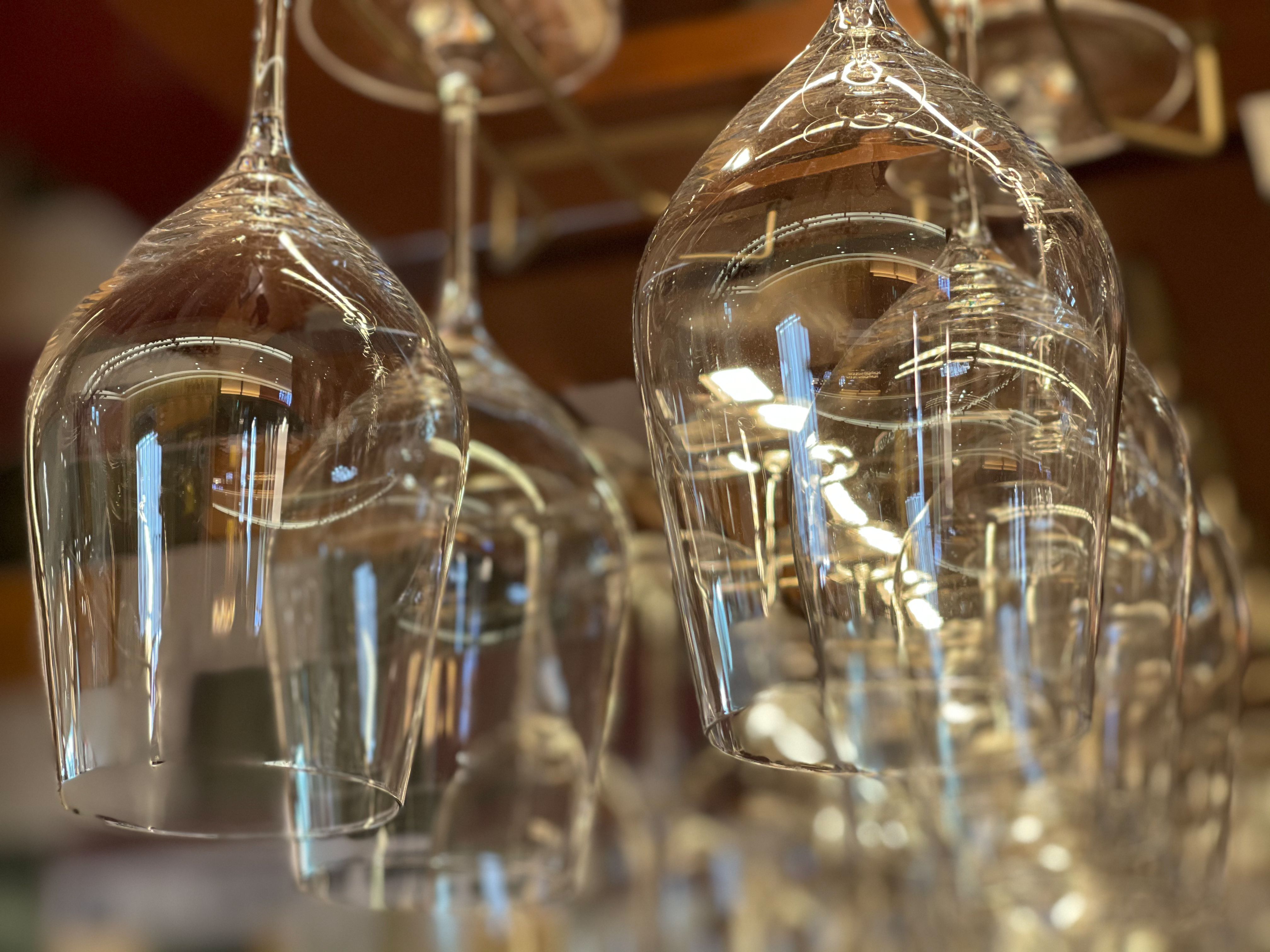 バーカウンターに下がるワイングラス。さすがに透明なものが連なると境界判定が難しく画像が破綻してしまう。しかしこれでも以前のモデルよりうまく撮れるように進化しているのだ。このようなシーンではf値を操作してピントの合う範囲を深くするかポジションを変えてシャッターを切る必要がある。グラスに挿したストローが空間に溶けて消える「ストロー問題」も改善しているが、シーンによって同様に立ち位置を変えるなど工夫を求められる