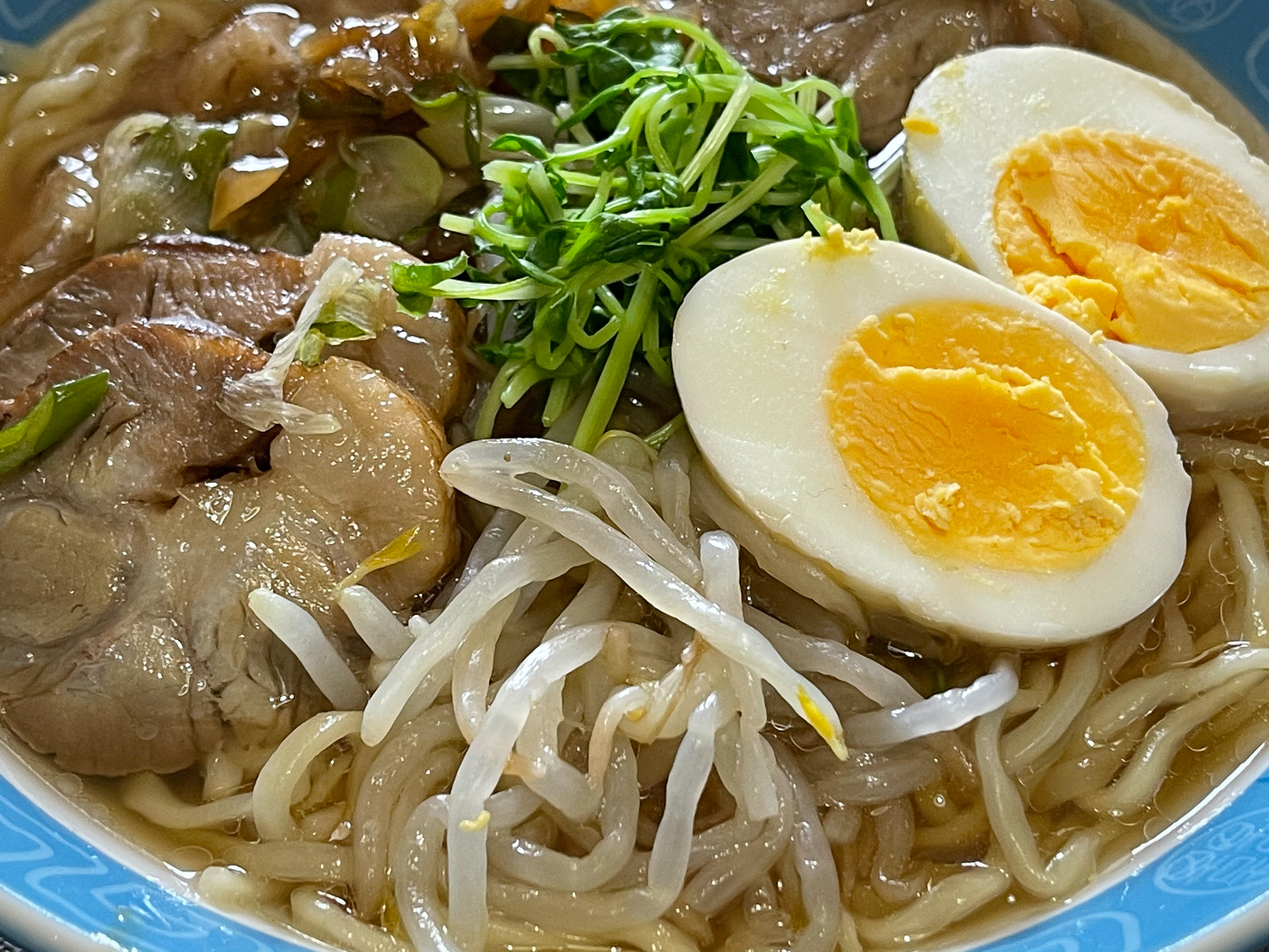 料理や小物を撮る時に望遠カメラは役に立つ。パースがつかないためモノの形が崩れないのと、被写体から離れて撮れるので自分の影が落ちるようなシチュエーションでもポジションの自由度が生まれるからだ。ラーメンを撮ったが、やや派手目な色合いと線が太い印象だ。しかしパッと撮ってSNSにアップするには問題ない写りだろう