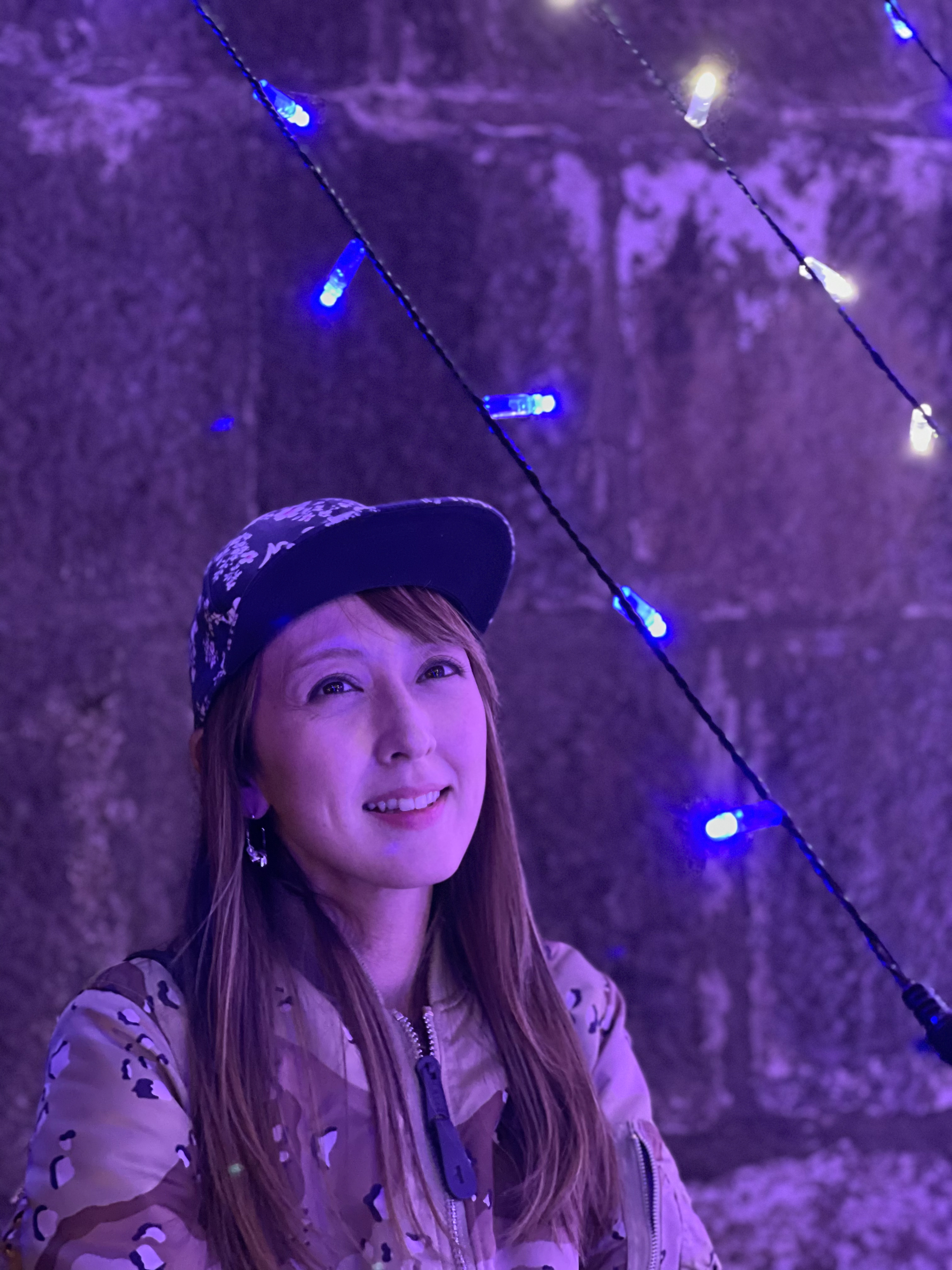 「iPhone 12 Pro Max」（左）、「Pixel 5」（右）。ナイトモードでのポートレートモード比較もどちらもなかなかの写りを見せてくれた。色合いとしてはGoogle Pixel 5が見た目に近い。望遠レンズが長い「iPhone 12 Pro Max」はノイズ感も少なくシャープな像だ。どちらの端末もLEDのゴーストが発生している。このようなシチュエーションでは主要被写体にそれが被らないようなフレーミングが求められる