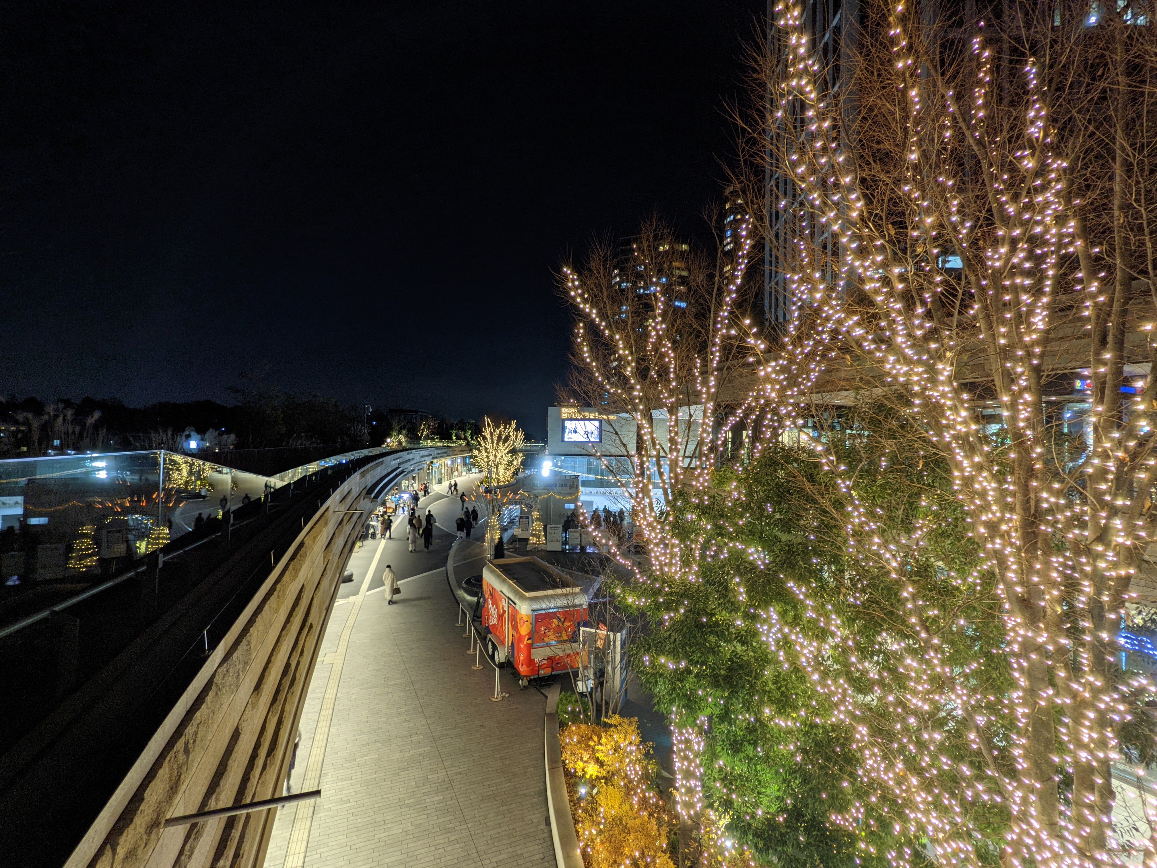 両端末とも超広角カメラでのカット。どちらも端末の指示通りの手持ちでホールドして撮った。Computational Photography（コンピュテーショナル フォトグラフィー）のおかげで手ブレはない。実際の色味は2カットの中間くらいであろうか