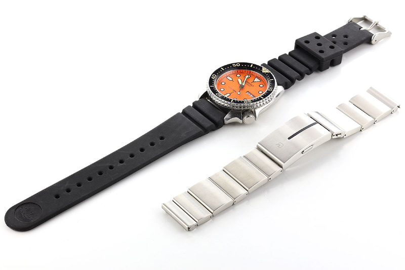 これは初代wena wrist。腕時計ヘッド部に装着することでスマートウォッチ化できる。